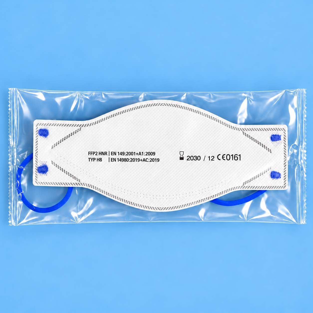Verpackte weiße FFP2-Maske auf Blau.png